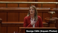 În imagine, președinta Parlamentului European, Roberta Metsola, în timpul unui discurs în Parlamentul României în decembrie 2022.