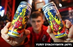 Різдвяні мотиви у час масштабної війни України з Росією. Пляшки пива «Нова радість стала» із зображенням палаючого Московського кремля. Пивний бар «Правда», Львів, 19 грудня 2022 року