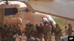 Această fotografie nedatată și distribuită de armata franceză arată mercenari ruși urcând la bordul unui elicopter în nordul Mali