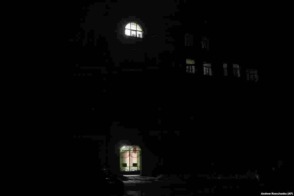 На офіційній сторінці Міністерства енергетики у фейсбуці повідомили про від&#39;єднання від мереж усіх атомних станцій, більшості теплових та гідроелектростанцій. Що призвело до зникнення електроенергії, опалення, води, а подекуди і зв&#39;язку не лише у Києві, а у більшості регіонів України.&nbsp; Освітлені портативним живленням вікна і вхідні двері в одному із столичних будинків. Блекаут, 23 листопада 2022 року