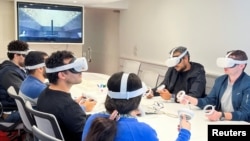 Kreatori prvog egipatskog virtualnog grada METATUT u obilasku metaverzuma, Kairo, Egipat, 5. prosinca 2022.