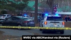 Полициски автомобили пред училиштето во Њупорт Њуз