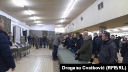 Predsednik Srbije Aleksandar Vučić (stoji ispred stola) sa Milanom Radoičićem u Raški, 28. decembar 2022.