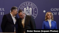 Premierul Nicolae Ciucă, flancat de liderul PSD, Marcel Ciolacu, succesorul său la Palatul Victoria și ministrul Muncii, Gabriela Firea, candidata PSD la Primăria Bucureștiului, la prezentarea programului pentru încurajarea natalității din 2022. 