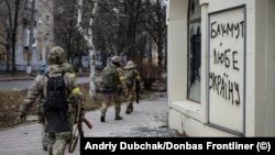 „Se aud explozii la fiecare minut”. Bătălia pentru Bahmut