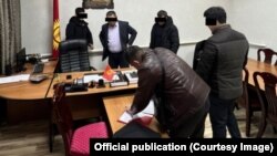 Таластагы жооптуу кызматкерлерди кармоо учуру. 