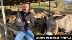 Elton Kikia në fermën e tij në Papër të Elbasanit.