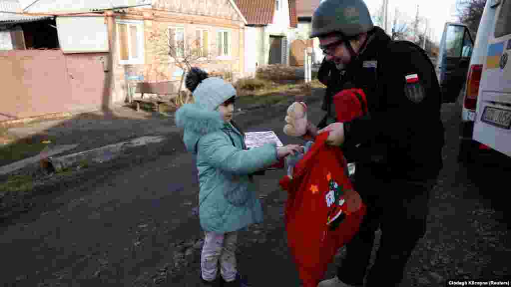 A lengyel férfi a háború kitörése után költözött Kijevbe. A képen épp a 6 éves Anhelina válogat a zsáknyi plüssjáték között
