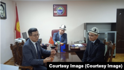 Түмөнбай Колдошовду жамаатка тааныштыруу учуру. 