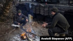 Militarii ucraineni lângă tancurile lor, Bahmut, regiunea Donețk, la 30 noiembrie 2022