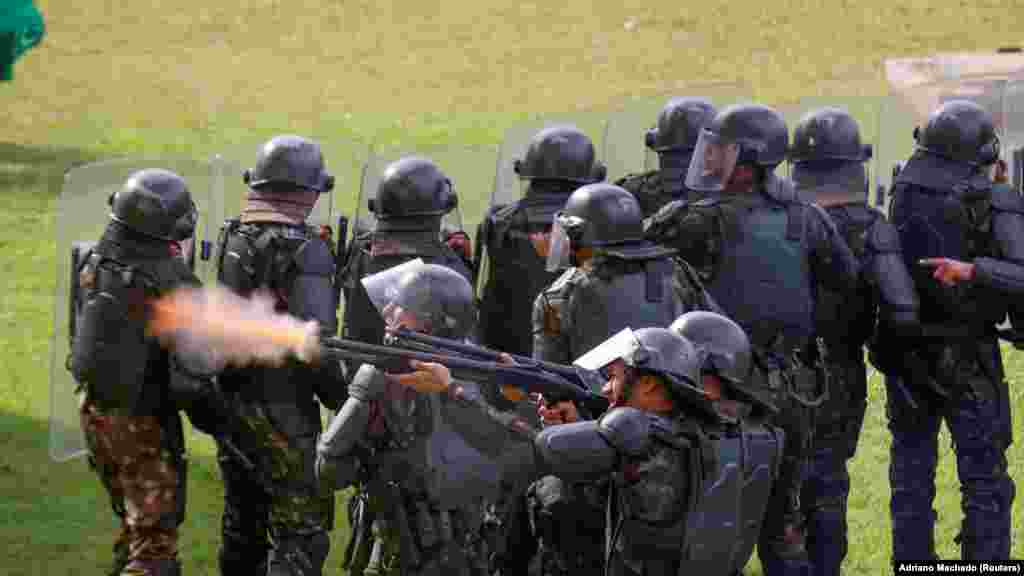Forcat braziliane të sigurisë duke vepruar teksa mbështetësit e ish-presidentit Bolsonaro demonstronin para Kongresit në Brazili, më 8 janar 2023.