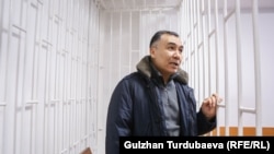 Равшан Жээнбеков соттук отурумда.