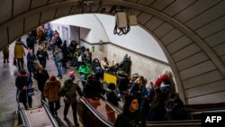 Киевде адамдар метродо баш калкалап турушат. 