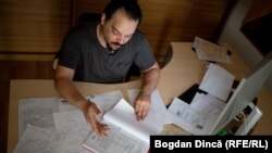 Lucian Schepers este unul dintre copiii care au fost adoptați în anii '90. Aici, fotografiat în București de către Bogdan Dincă, pentru DoR.