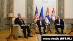 I dërguari i Bashkimit Evropian për dialogun Kosovë-Serbi, Mirosllav Lajçak, i dërguari i posaçëm i SHBA-së për Ballkanin Perëndimor, Gabriel Escobar, dhe presidenti i Serbisë, Aleksandar Vuçiq në Beograd. 14 dhjetor 2022. 