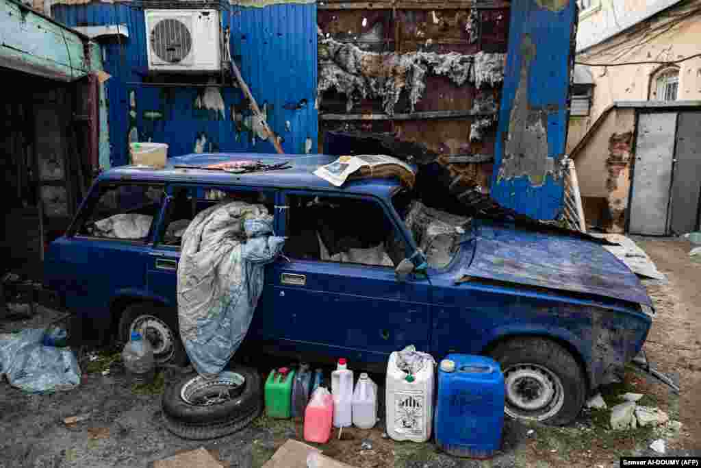 Banorët, të tmerruar, mezi u larguan nga shtëpitë e tyregjatë muajit të parë të luftës pasi bombardimet intensive ruse e kthyen në gërmadhë pjesën më të madhe të qytetit. &nbsp;