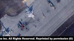 Imagine din satelit Planet Lab obținută de RFE/RL arată pista de la baza aeriană Engels din apropiere de Saratov, Rusia, după misteriosul atac de luni (imagine din 6 decembrie)