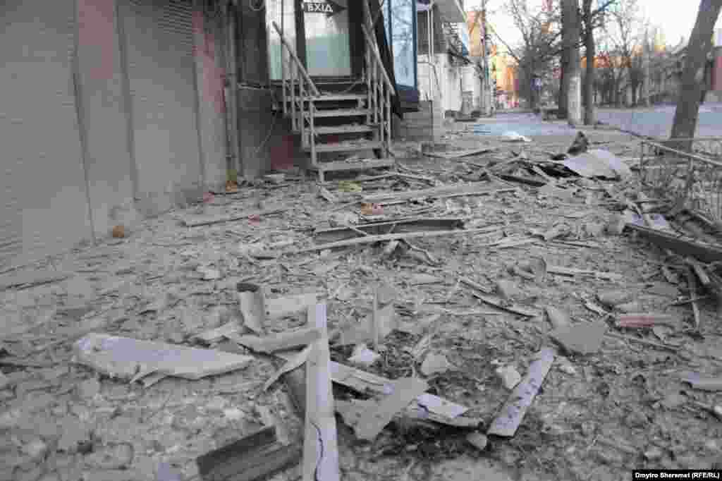 Після обстрілу вулиці вкриті уламками&nbsp;