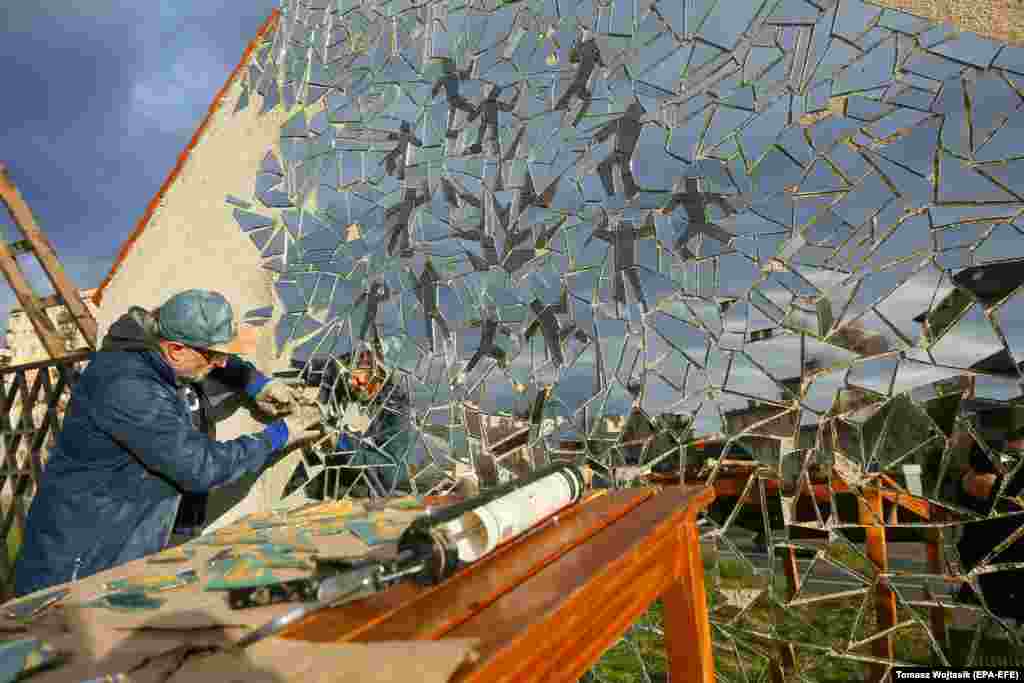 Kolmikov je proveo više od mjesec dana kreirajući instalaciju. Koristio je ogledala iz fabrike namještaja, isječena na komade prije nego što su zalijepljena na ogradu od 50 kvadratnih metara.