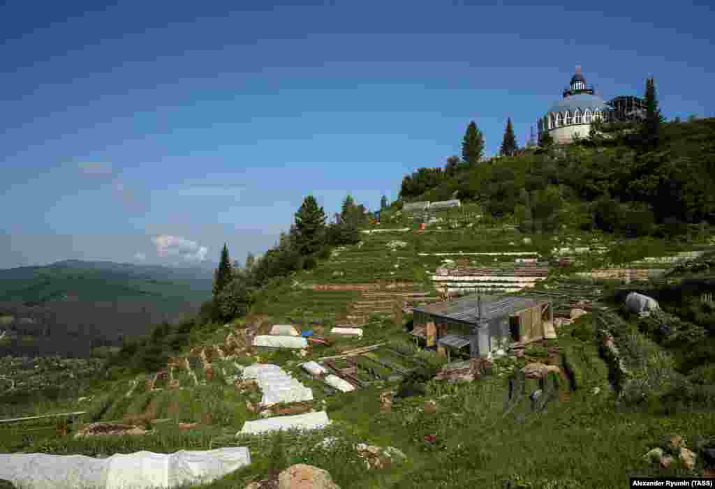 A Hajnal Házának kertjei. Itt lakik Visszarion, azaz Szergej Torop. A visszarioniták számára a húsevés is tiltva van, viszont tejtermékeket és tojást fogyaszthatnak. Az Utolsó Testamentum Egyházának tanításai az orosz ortodoxián alapszanak, azonban találhatóak bennük buddhista elemek, valamint megjelenik a kollektivizmus és a környezettudatosság is.