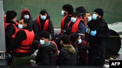 پناهجویان سوار بر یک قایق کوچک با عبور از کانال مانش خود را به بریتانیا رسانده‌اند