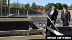 Садыр Жапаров во время закладки капсулы под новое здание администрации президента. 15 апреля 2022 года. 