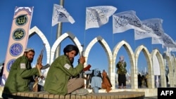 Pripadnici avganistanke vojske pod vođstvom talibana, u Kabulu, 31. marta 2022. godine, na ceremoniji podizanja zastave.