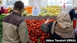 The vice-president of Iran's Fruit and Vegetable Sellers Association says that consumption has decreased by between 25 and 30 percent. (file photo)