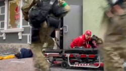 Un medic ucrainean de pe ambulanță înfruntă exploziile pentru a trata răniții din Harkov