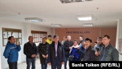 "Алга, Казакстан" оппозициялык партиясын түзүүнү сунуштаган демилгелүү топ. Иллюстрациялык сүрөт. 