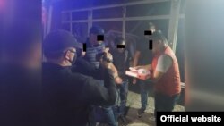 Аскер кызматкерлерин кармоо учуру. УКМК тараткан сүрөт.