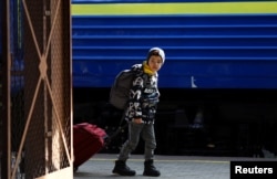 Український хлопець на вокзалі у Польщі, Перемишль, 2022 рік