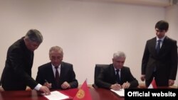 Кыргыз-тажик өкмөттүк делегацияларынын топографиялык жумушчу топтору. Сүрөт Министрлер кабинетинин сайтына жарыяланды.