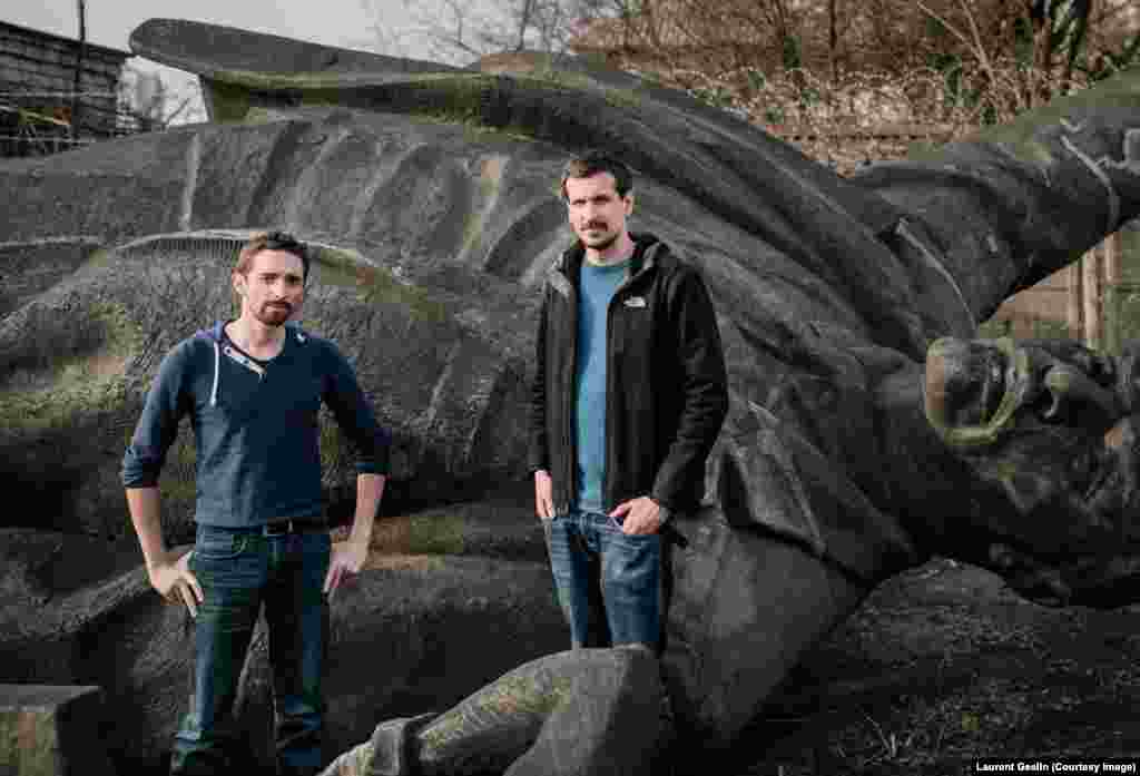 Швейцарський фотограф Нільс Акерман (справа) з французьким журналістом Себастьяном Гобером відшукали та сфотографували залишки повалених пам&rsquo;ятників для їхньої книги під назвою &laquo;В пошуках Леніна&raquo;. Час публікації цієї книги збігся зі сторіччям більшовицької революції, та вона несподівано набула нової актуальності завдяки гострим дискусіям в США щодо збереження монументів, присвячених Громадянській війні 