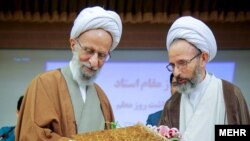 محمود رجبی از مصباح یزدی تجلیل می‌کند، اردیبهشت ۱۳۹۶