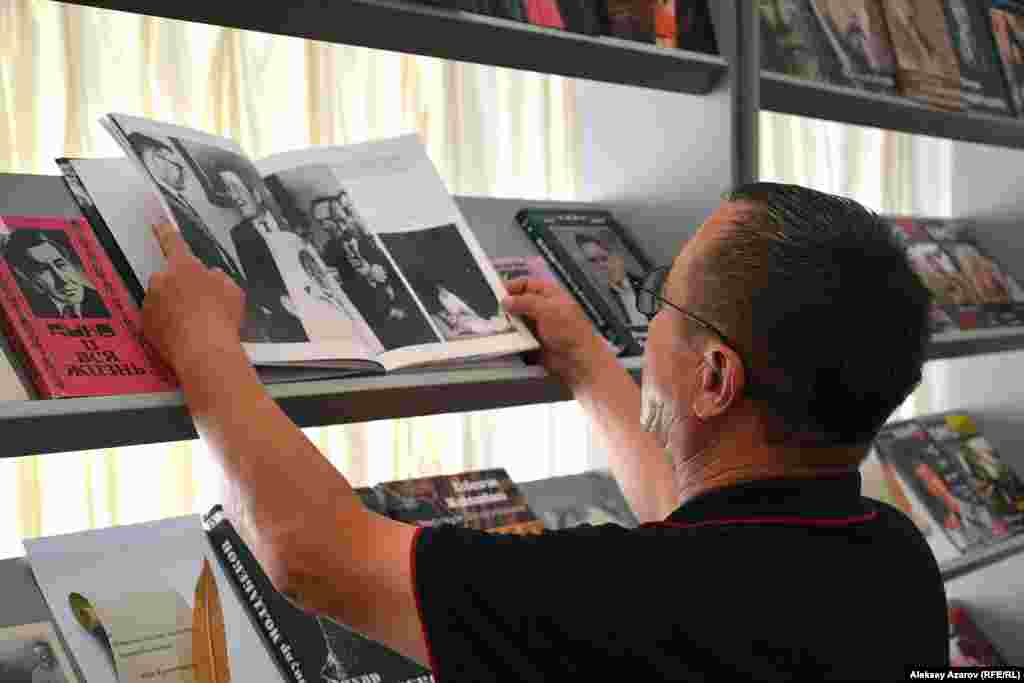 На протяжении двух дней фестиваля на Коктобе работала выставка книг о казахстанском кино, на которой были представлены издания как советского, так и постсоветского периода.