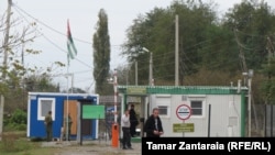 Госминистр призвал депутатов ускорить процедуру принятия поправок, смягчающих пункт, который касается посещения оккупированных территорий иностранными гражданами. Согласно действующей норме, попасть туда можно только через грузинские пропускные пункты