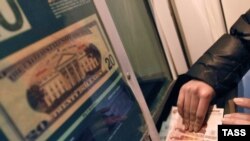 Низкая процентная ставка пока что позволяет давать деньги населению. Однако скоро все может закончиться