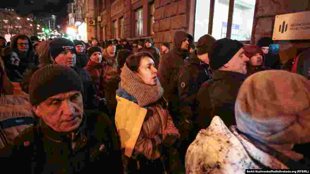 Деякі учасники тримали&nbsp;в руках&nbsp;плакати з написом &laquo;Венедиктова та Бабіков, пензлюйте з ДБР&raquo;