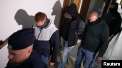 Володимир Ж. (в центрі), у Варшавському районному суді, 1 жовтня 2025 року