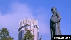 Алматыдағы Абай ескерткіші. Көрнекі сурет.