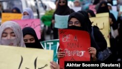 Grupet e të drejtave të njeriut thonë se tradita e pajës në Pakistan shpesh abuzohet nga familjet e dhëndurëve.