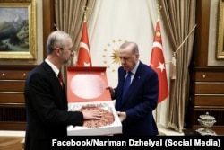 Наріман Джелял вручає «Щит дружби» Реджепу Тайїпу Ердогану