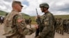 Američki vojnik i pripadnik Kosovskih bezbednosnih snaga na međunarodnoj vežbi u selu Deve, maj 2021