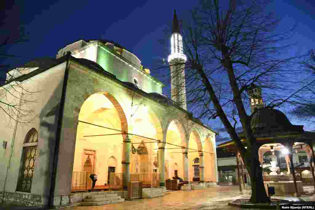 Ubrzo nakon obroka, slijede večernje molitve, ali i druženja. Na fotografiji je Begova džamija.