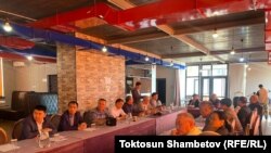 Бишкекте "Кумтөр: коррупциялык жана экологиялык коркунучтар" деп аталган темада жыйын өтүүдө. 13-апрель, 2022-жыл.