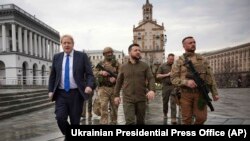 УКРАИНА - украинскиот претседател Володимир Зеленски и британскиот премиер Борис Џонсон за време на нивната средба во центарот на Киев, Украина, сабота, 9 април 2022 година.