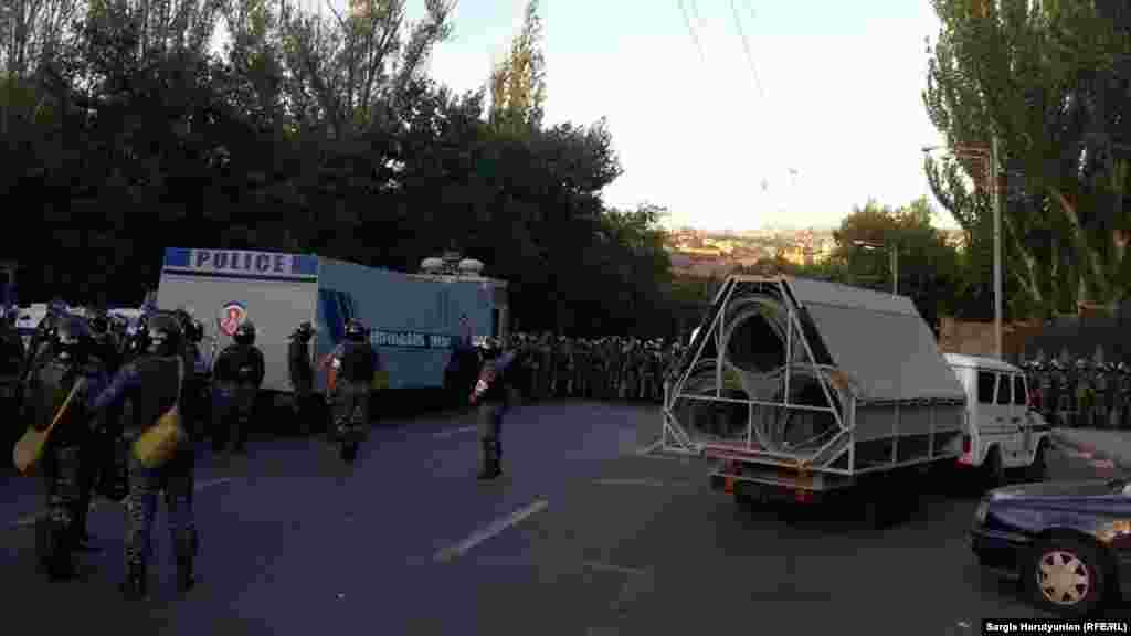 Сили поліції стягуються до проспекту Баграмяна і вулиці Демірчяна, поки протестувальники готуються почати марш до президентського палацу, Єреван, 22 червня 2015 року