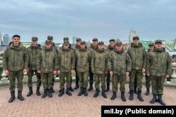 Російські військовослужбовці з 200-ї окремої гвардійської мотострілецької Печензької бригади на екскурсії в центрі Мінська. 13 квітня 2025 року