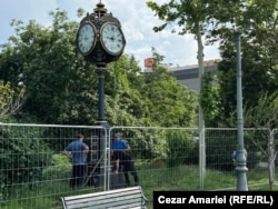 Ceasul din perimetrul parcului din Piața Unirii este demontat, 11 iunie 2025.